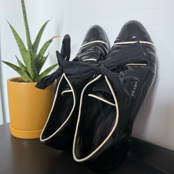 Prada black patent leather Oxford shoes with off-white piping - size 37.5 (US 7) - Picture 4 of 7